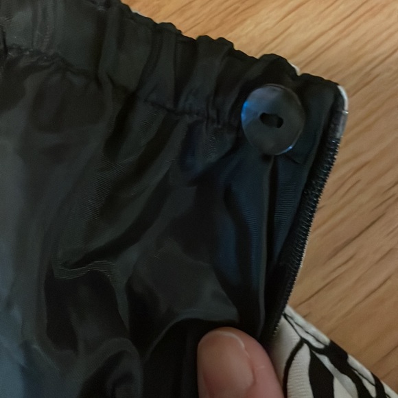 Chico’s Skirt Black Skirt with White Floral pattern Lattice Trim Size 1 - Picture 9 of 12